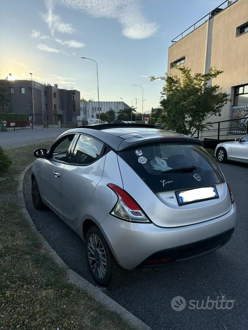 Lancia Ypsilon 2011 photo 2