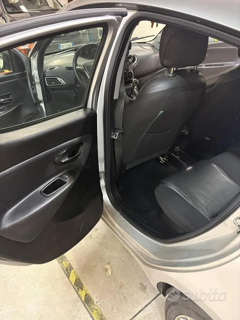 Lancia Ypsilon 2011 photo 5