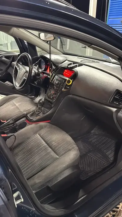 Opel Astra J 2012 photo 3