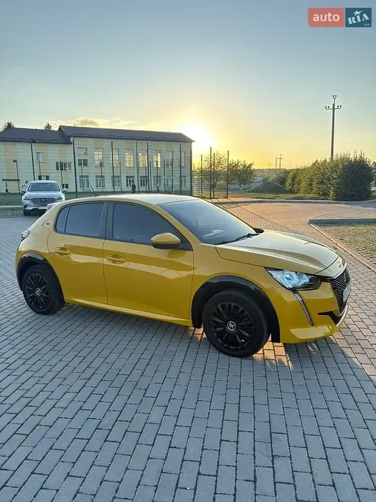 Peugeot E-208