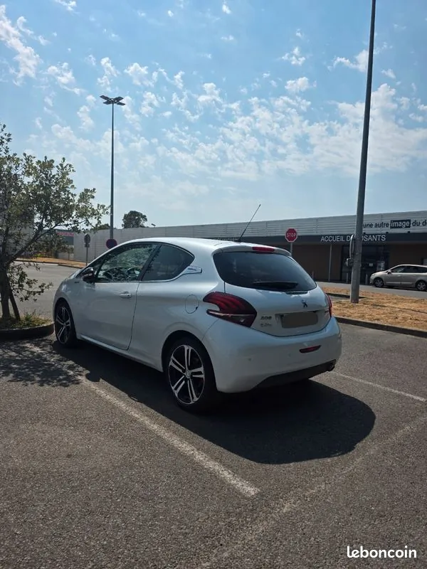 Peugeot 208 2017 photo 2