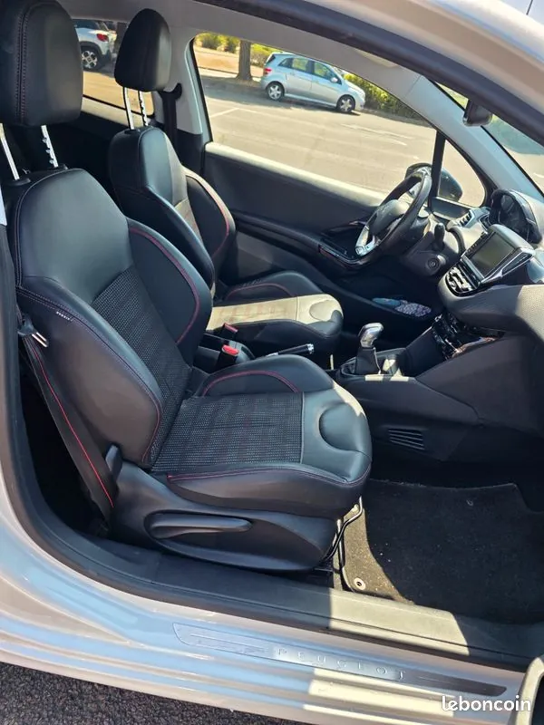 Peugeot 208 2017 photo 3