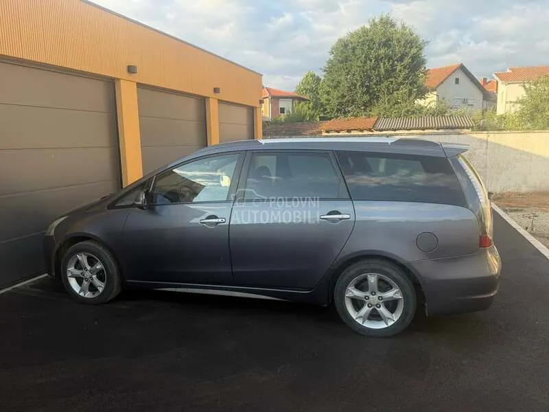 Mitsubishi Grandis 2010 photo 4