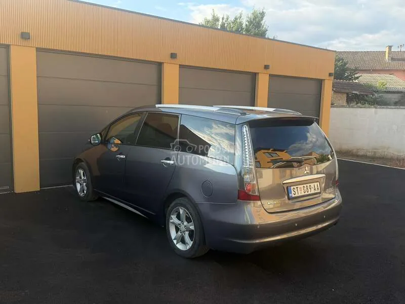 Mitsubishi Grandis 2010 photo 5