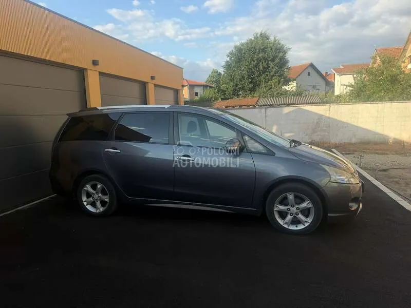 Mitsubishi Grandis 2010 photo 2
