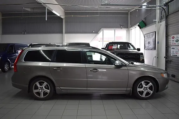 Volvo V70 2010 photo 2