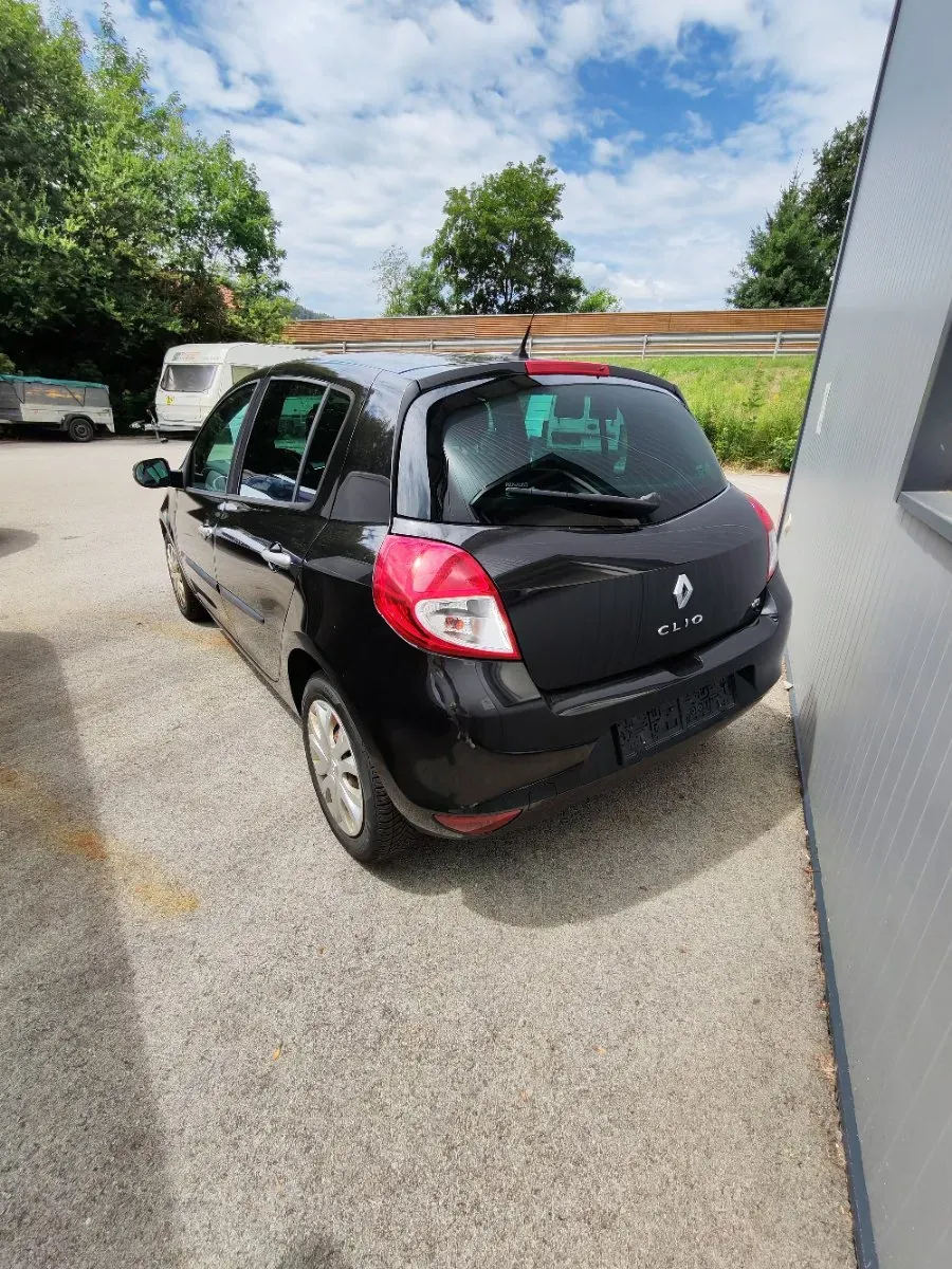Renault Clio 2011 photo 2