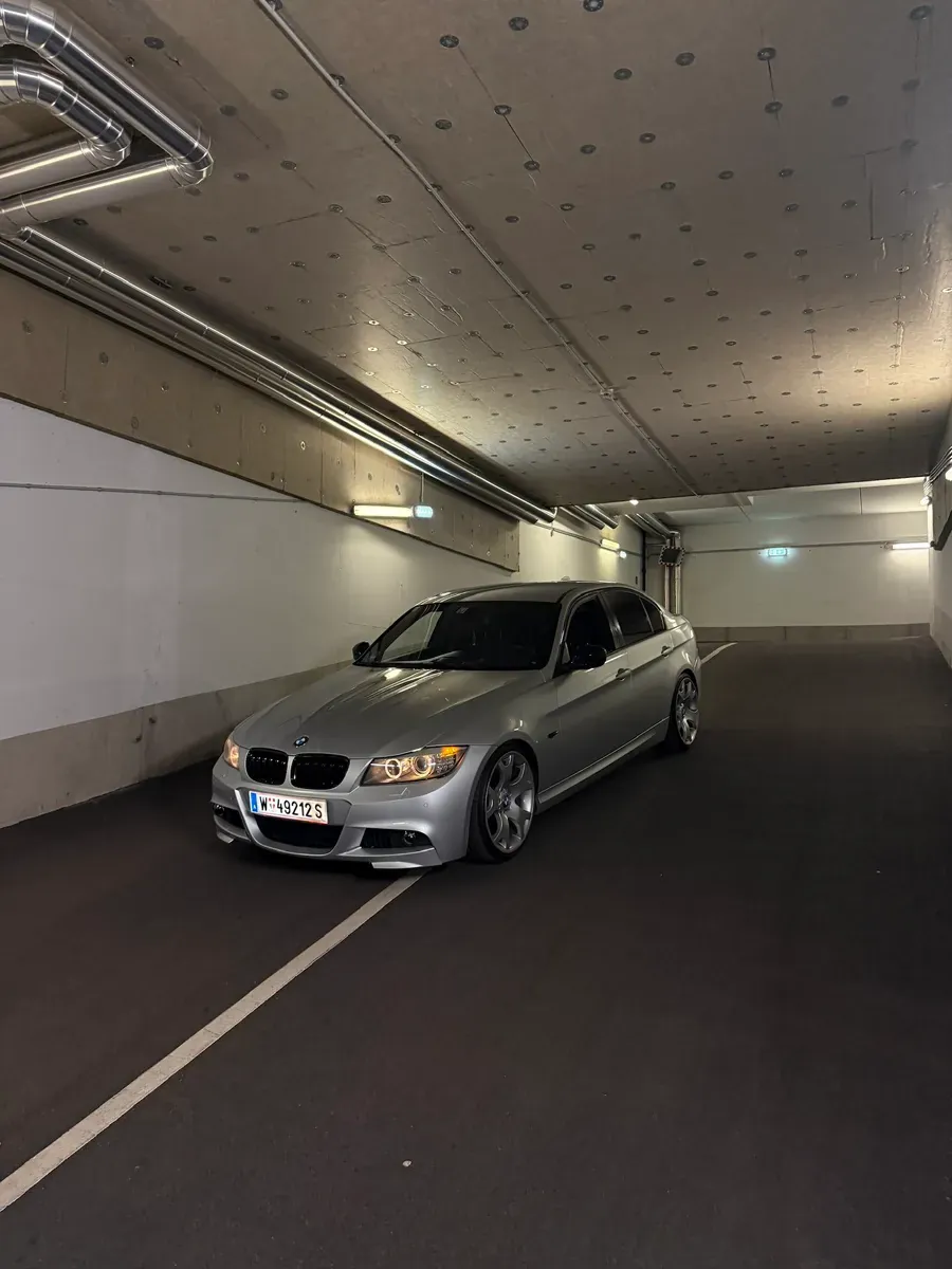 BMW 3 Series 2010 photo 2