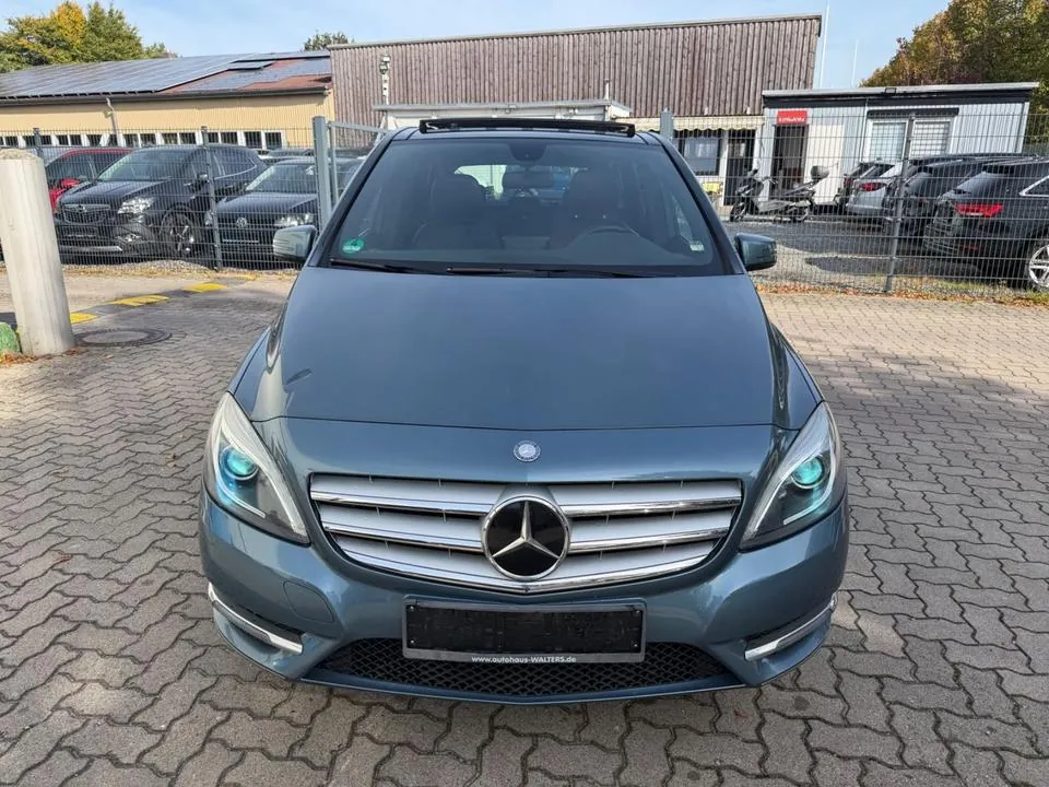 Mercedes-Benz B 180