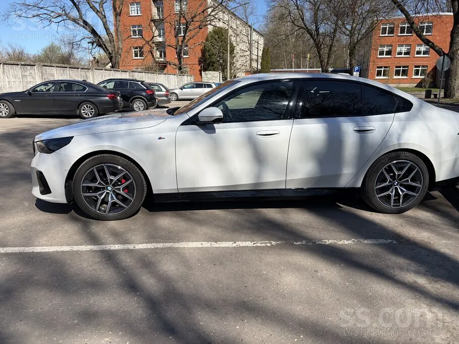 BMW 520I 2023 photo 4
