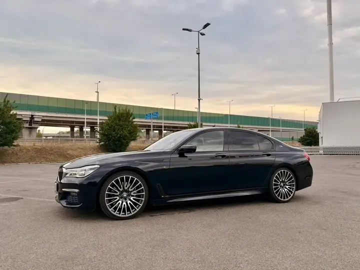 BMW 7 Series 2017 photo 2
