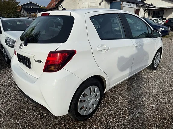 Toyota Yaris 2015 photo 4