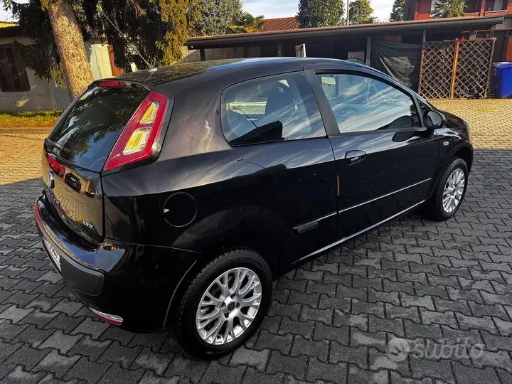 Fiat Grande Punto 2010 photo 3
