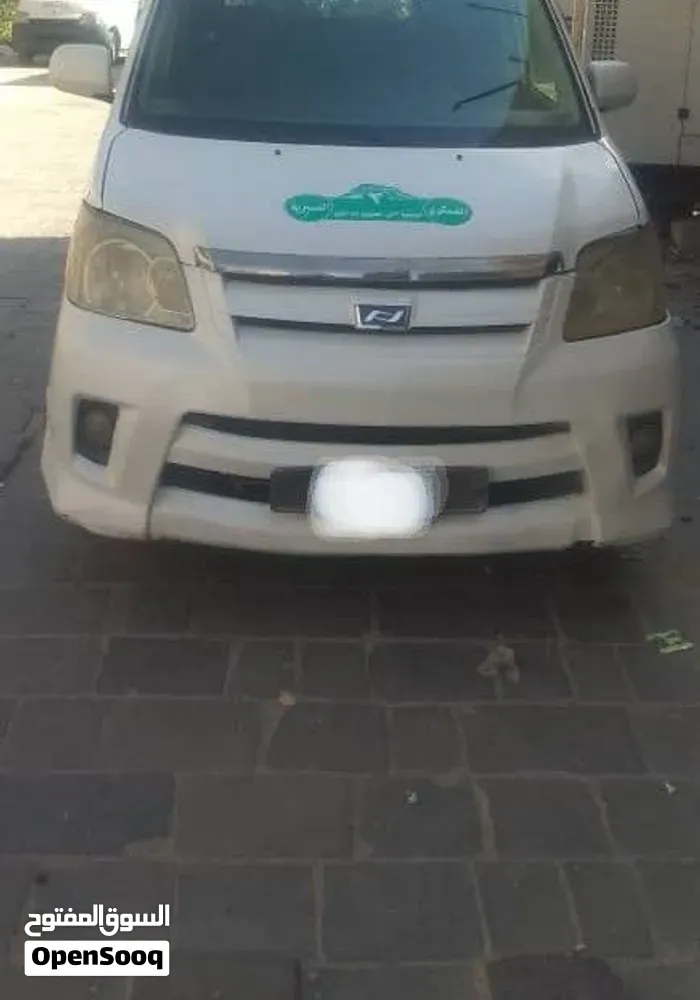 Toyota Voxy 2006 photo 2