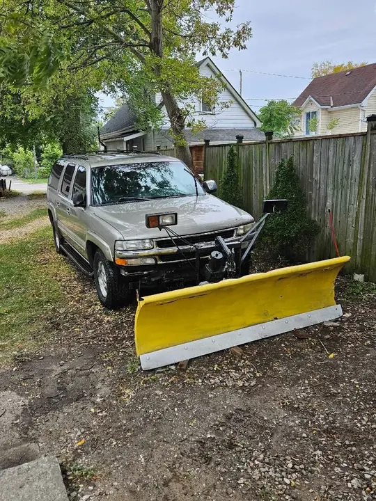 Chevrolet Suburban 2000 photo 2