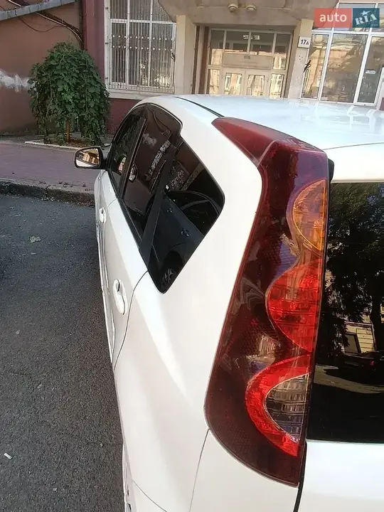 Nissan Note 2010 photo 5