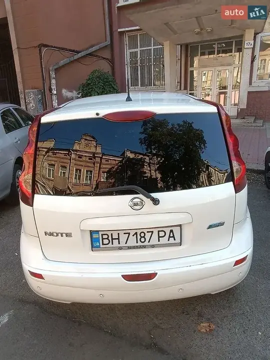 Nissan Note 2010 photo 4