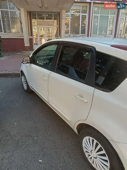 Nissan Note 2010 photo 3