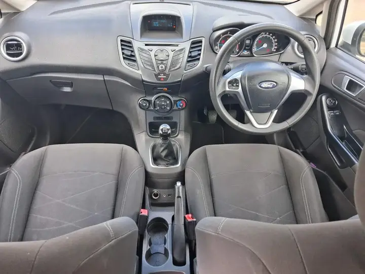 Ford Fiesta 2015 photo 2