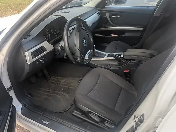 BMW 318I 2011 photo 4