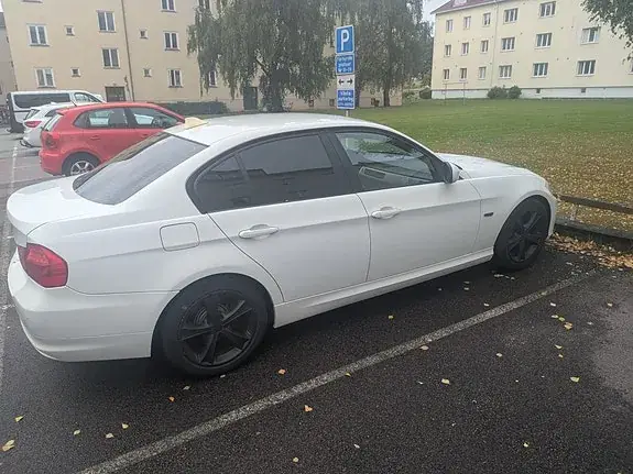 BMW 318I 2011 photo 3