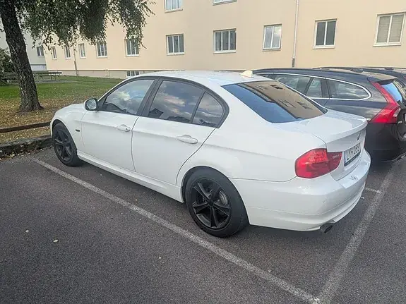 BMW 318I 2011 photo 2