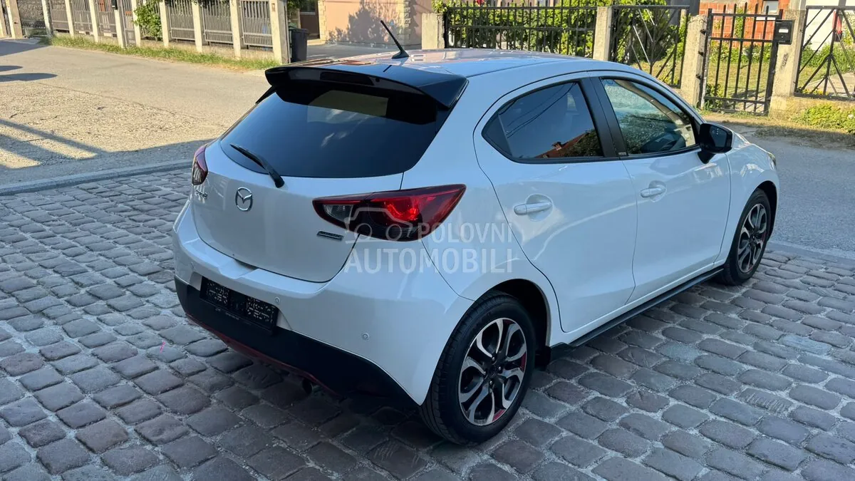 Mazda 2 2016 photo 2