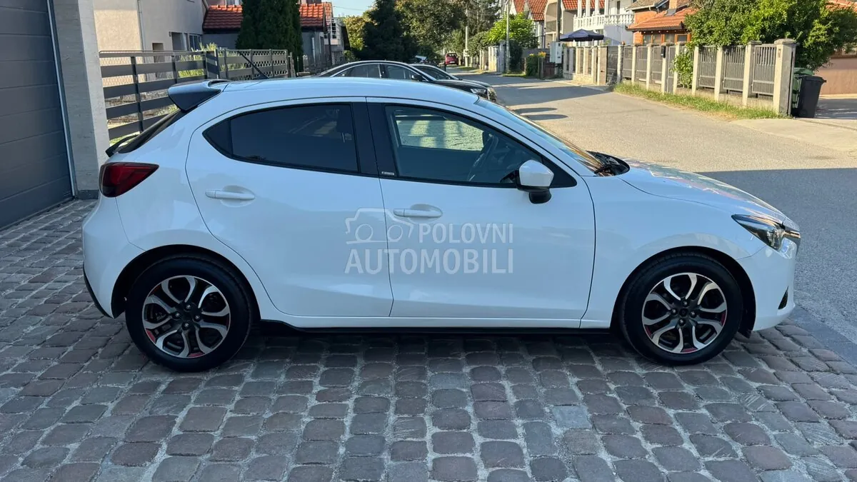 Mazda 2 2016 photo 5
