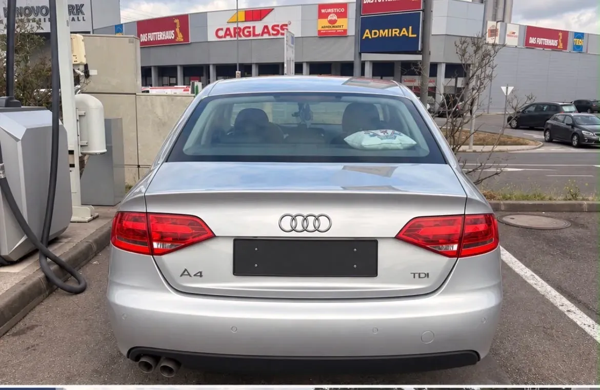 Audi A4 2010 photo 2