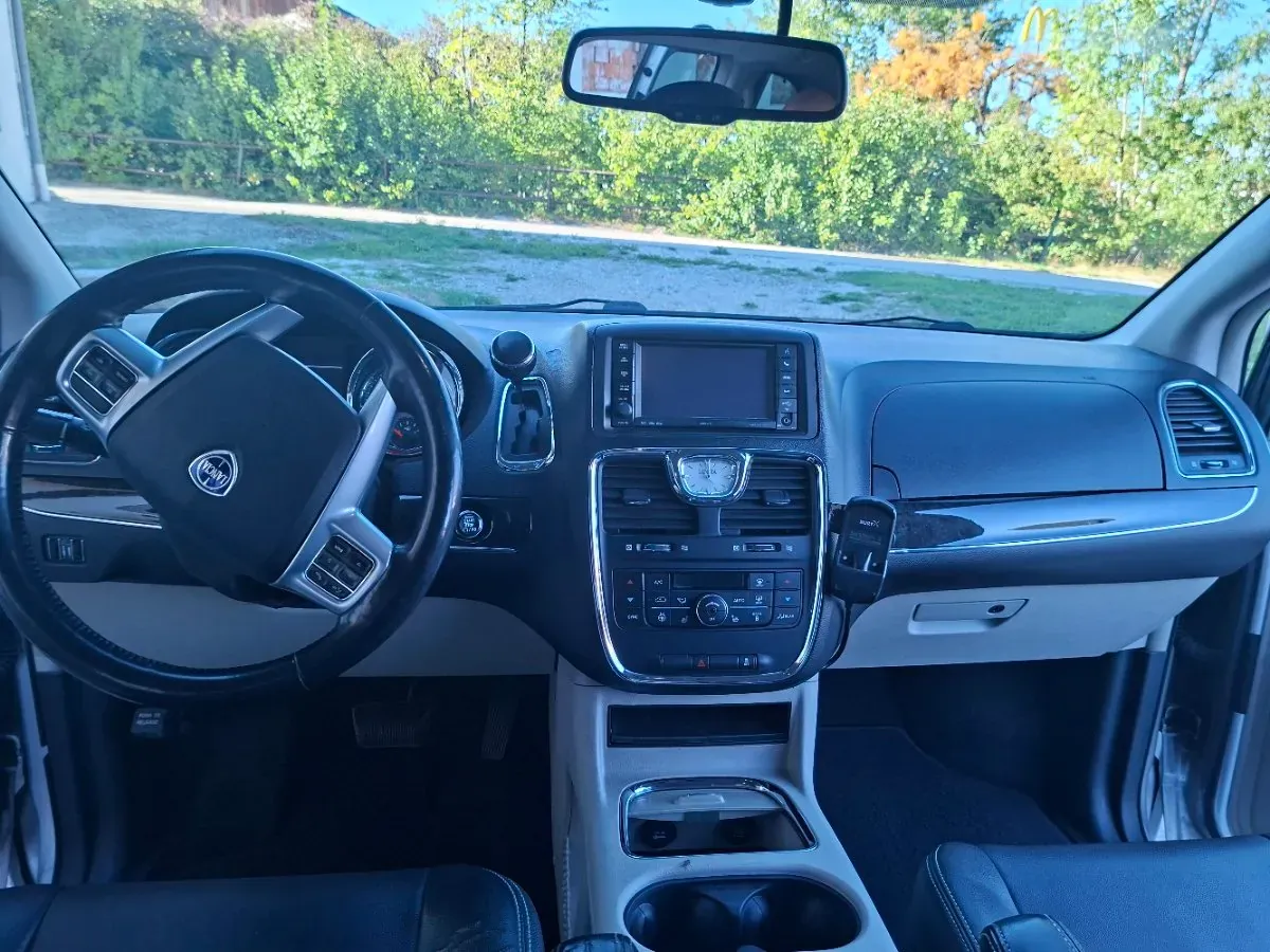 Lancia Voyager 2011 photo 2