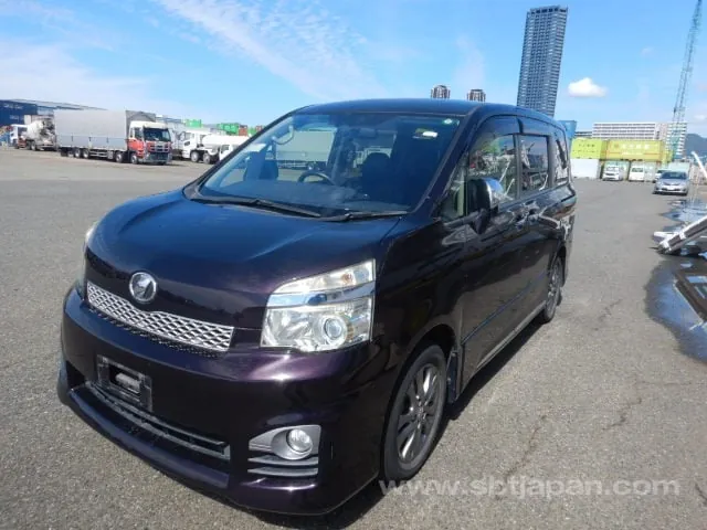 Toyota Voxy 2013 photo 2