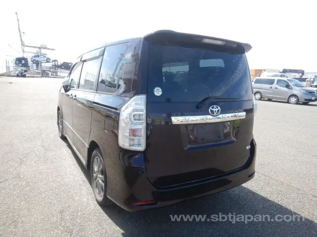 Toyota Voxy 2013 photo 3