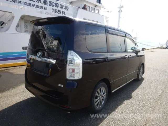 Toyota Voxy 2013 photo 4