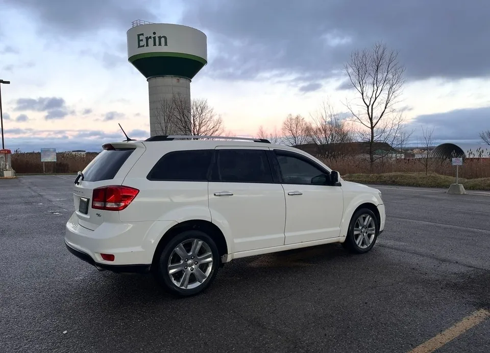 Dodge Journey 2011 photo 2