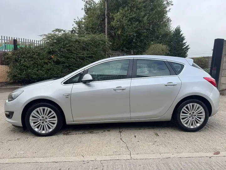 Vauxhall Astra 2014 photo 2