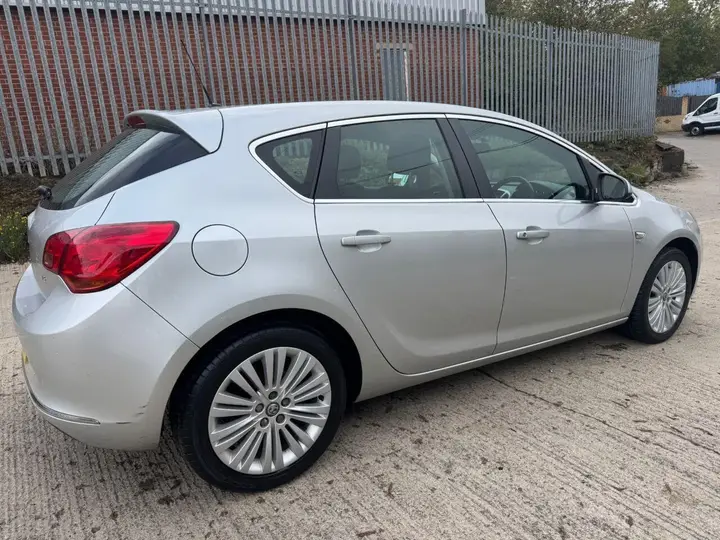 Vauxhall Astra 2014 photo 4