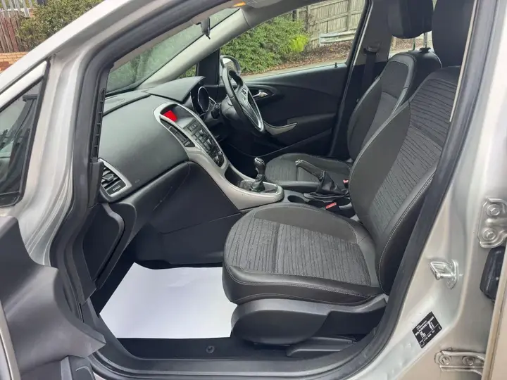 Vauxhall Astra 2014 photo 5