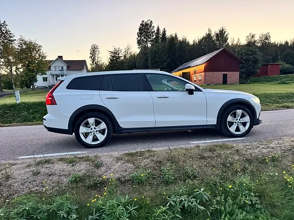 Volvo V60 Cross Country 2022 photo 3