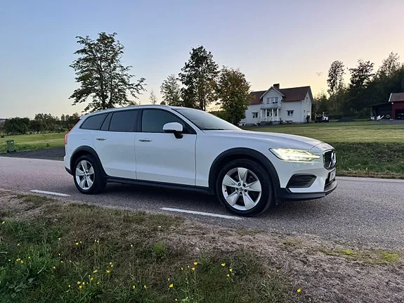 Volvo V60 Cross Country 2022 photo 2