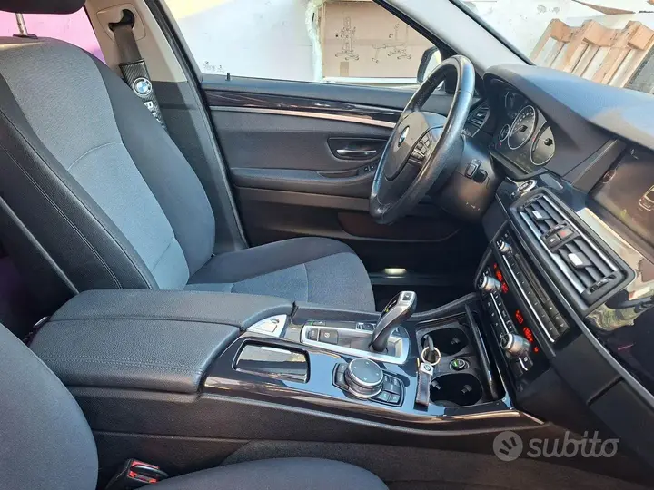 BMW 5 Series Touring 2017 photo 2