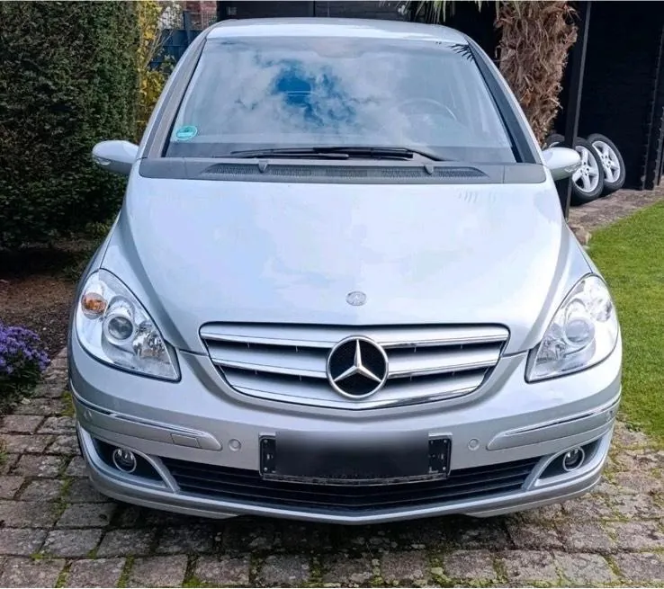 Mercedes-Benz B180