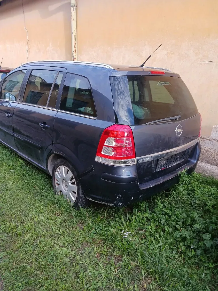 Opel Zafira 2010 photo 2