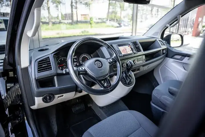 Volkswagen Transporter 2018 photo 2