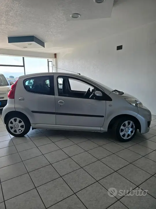 Peugeot 107 2011 photo 3