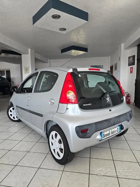 Peugeot 107 2011 photo 2