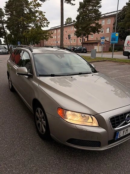 Volvo V70 2012 photo 2