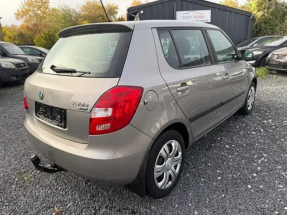 Skoda Fabia 2011 photo 3