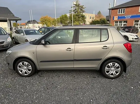 Skoda Fabia 2011 photo 5