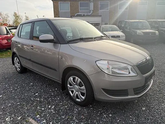 Skoda Fabia 2011 photo 2