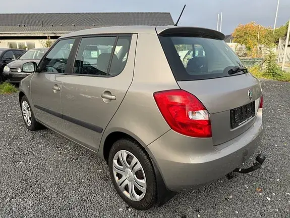 Skoda Fabia 2011 photo 4